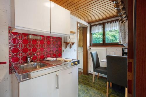 托特莫斯Am Wehrastrand App Pr的厨房配有水槽和桌椅