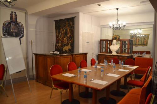 特鲁瓦Brit Hotel Comtes De Champagne - Troyes Centre Historique的一间带桌子和红色椅子的用餐室