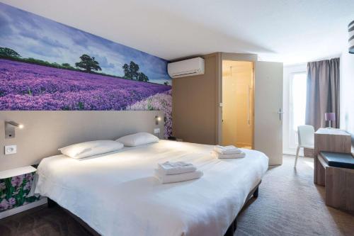 阿维尼翁阿维尼翁南部卡联达尔布里特酒店的卧室配有一张带紫色花壁画的床。
