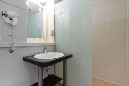 阿维尼翁阿维尼翁南部卡联达尔布里特酒店的一间带水槽和镜子的浴室