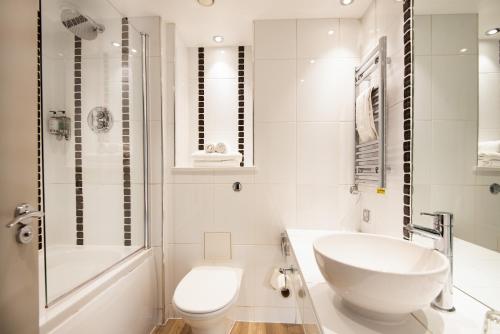 安布尔塞德The Waterhead Inn- The Inn Collection Group的白色的浴室设有水槽和卫生间。