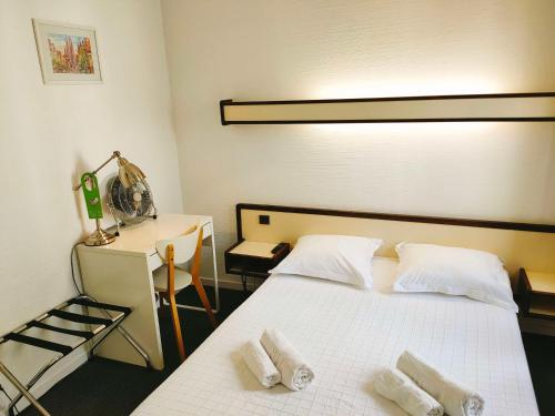 波尔多Brit Hotel Des Grands Hommes - Bordeaux Centre的一间卧室配有一张带两个枕头的床