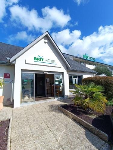 坎佩尔Brit Hotel Quimper Sud的白色的建筑,上面标有阅读调情酒店的标志