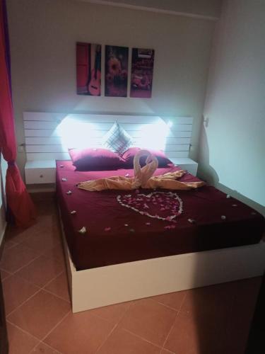 艾因苏赫纳بورتو ساوث بيتش Porto south的一间卧室配有一张红色棉被的床