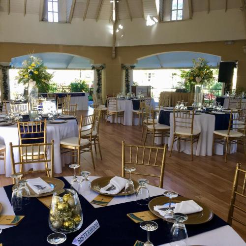 圣费尔南多The Royal Hotel的一个带桌椅和白色桌子的宴会厅