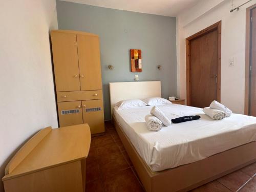 帕蒂迪里奥卡沃斯酒店的一间卧室配有带毛巾的床