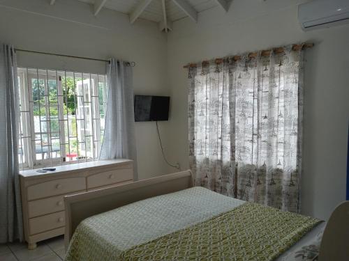 圣玛丽Csompó Cozy Small One Bedroom Apartment Beach & River property的一间卧室设有一张床和一个窗口