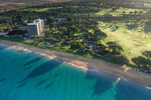 拉海纳Royal Lahaina Resort & Bungalows的享有海滩和海洋的空中景致