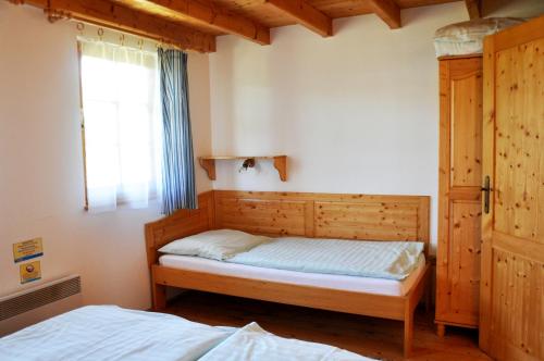 利普托斯基米库拉斯Chata 115 Tatralandia的一间卧室设有两张床和窗户。
