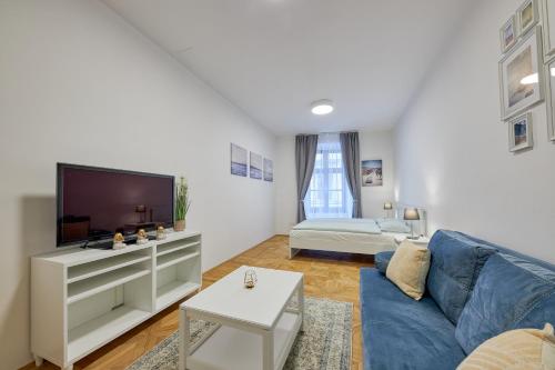 布拉迪斯拉发CityLife Residence的客厅配有蓝色的沙发和电视