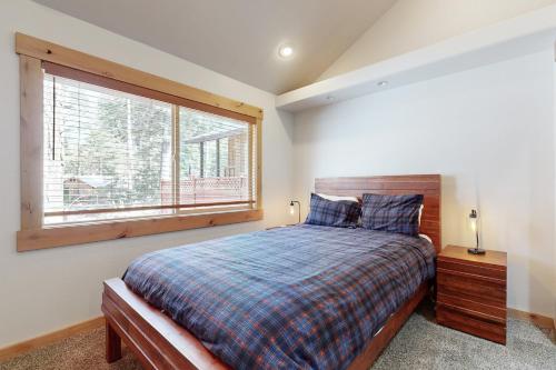 塔霍马Westshore Oasis的一间卧室设有一张床和一个大窗户