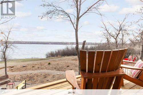 SiltonMy Lovely Lakeview Cottage Saskatchewan Beach 3 Bed - 2 Bath Cabin的坐在甲板上的椅子,眺望着水面