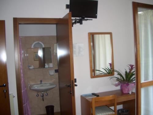 波里奥特米Albergo Il Castellino的一间带水槽和镜子的浴室