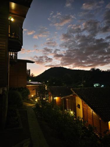 佩德拉阿祖尔Pousada Aracê的夜晚的城市景观和日落