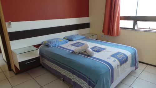 福塔莱萨Emilio Hinko 3 Quartos apto1502的一间卧室配有一张床,上面有两条毛巾
