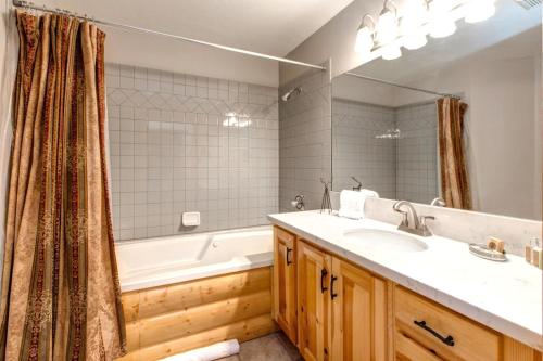 帕克城K B M Resorts BBL 251 Walk to DV Mid Mountain Ski Slopes Private Hot Tub的带浴缸、水槽和浴缸的浴室