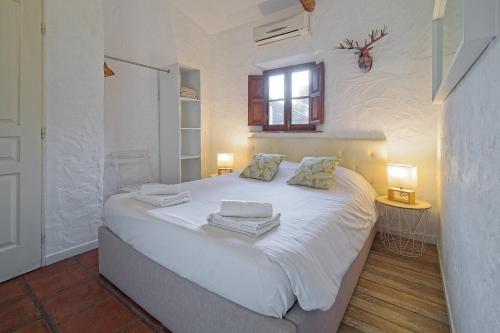 方丹·德·沃克吕兹B&B Villa Chante Coucou的卧室配有白色床和毛巾