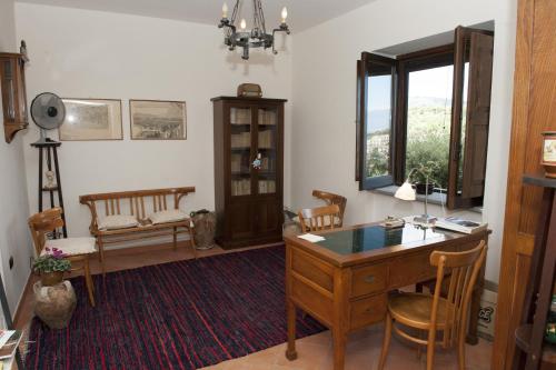 卡萨尔韦利诺Casa Lippi的客房设有桌子、椅子和窗户。