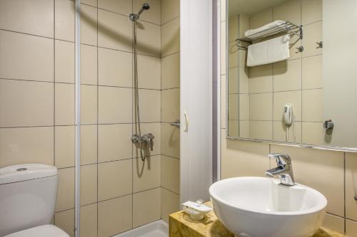 海若克利欧Marin Hotel的浴室配有卫生间、盥洗盆和淋浴。