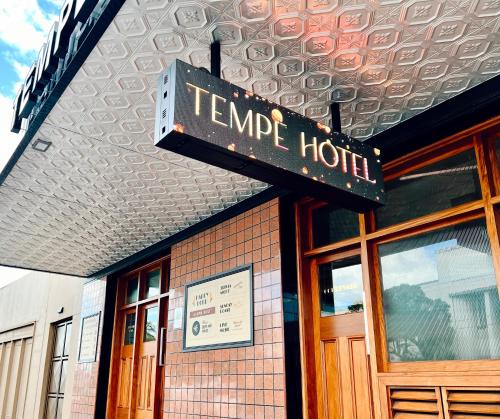 悉尼Tempe Hotel Sydney的建筑一侧的临时酒店标志