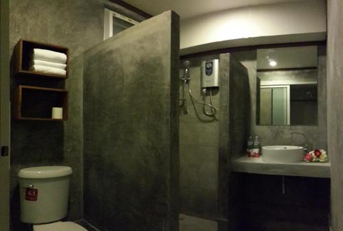 皮皮岛皮皮西普度假酒店的带淋浴、卫生间和盥洗盆的浴室