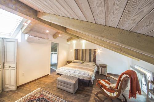 切塞纳蒂科Le Stanze Di Leonardo的一间卧室设有一张床和木制天花板