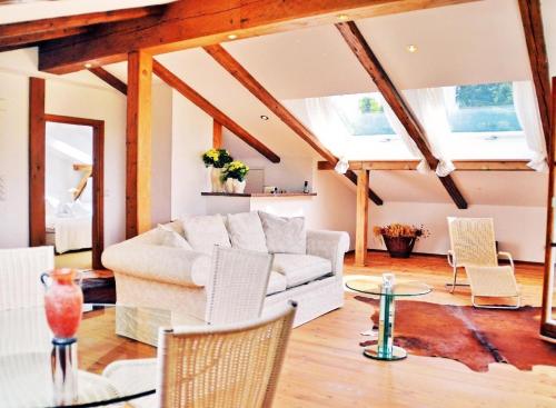 基姆湖畔布赖特布伦Luxusvilla direkt am Chiemsee的客厅配有白色的沙发和椅子