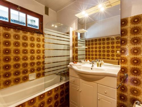 拉克吕萨Appartement La Clusaz, 3 pièces, 6 personnes - FR-1-437-10的浴室配有水槽、淋浴和浴缸。