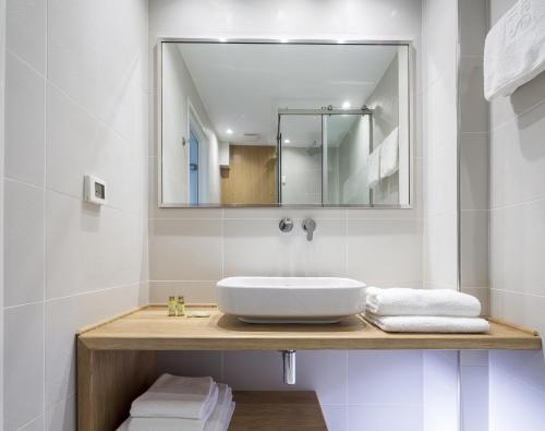 卡马利桑特里尼酒店的一间带水槽和镜子的浴室