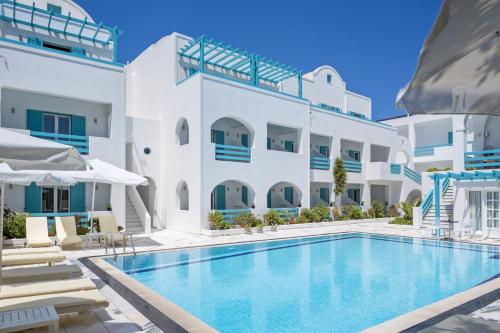 卡马利桑特里尼酒店的一座带游泳池和度假村的别墅