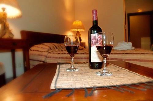 普拉曼塔Agathi的桌子上放有一瓶葡萄酒和两杯酒