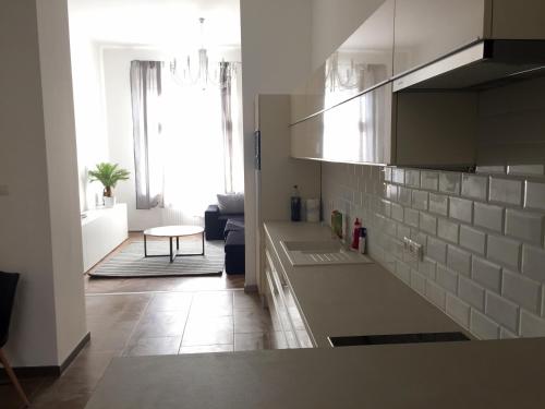 白色梦幻公寓的厨房或小厨房