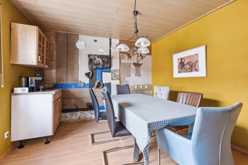 布利斯卡斯特尔Gästehaus Margerite的厨房以及带桌椅的用餐室。