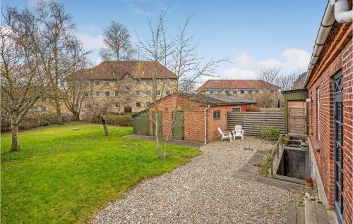 森讷堡Lovely Home In Sønderborg With Kitchen的享有庭院和建筑的景色