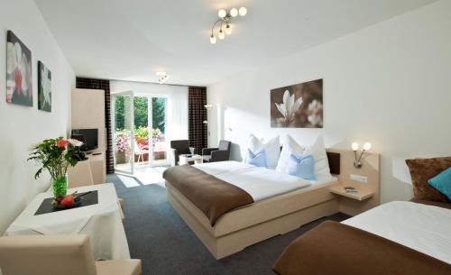 巴德小基希海姆玛丽亚旅馆的酒店客房设有床和客厅。