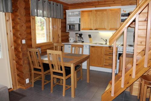 塔库沃里Rinnetupa Apartment的小屋内的厨房配有木桌和椅子