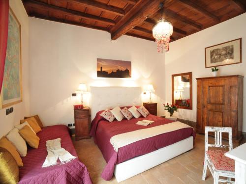 罗马Nostromondo Apartments in Rome City Centre的一间卧室配有一张大床和一张沙发