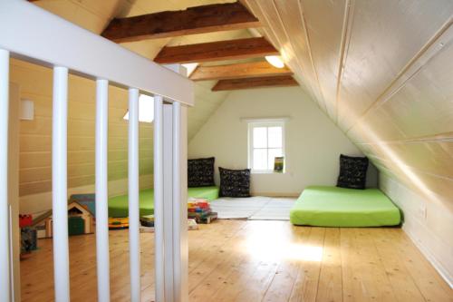 施特拉尔松德Välkommen的阁楼间 - 带绿色床