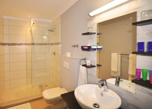 Swakopmund Plaza Hotel的一间浴室