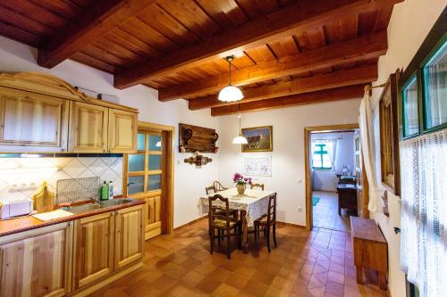 Vindornyalak奥勒格基依公寓的厨房配有木制橱柜和桌椅