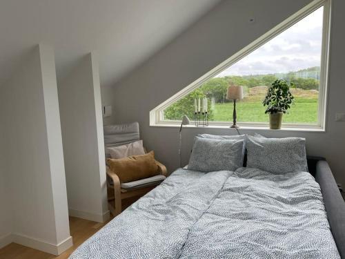 TorslandaHärligt semester boende的一间卧室设有一张床和一个大窗户
