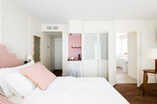 克诺克－海斯特Hotel Villa Bonnie的一间白色卧室,配有两张床和一间浴室