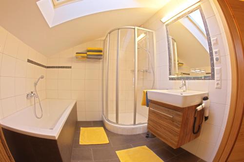 蓬高圣约翰Familien-Bauernhof Neumoar的一间带水槽、浴缸和淋浴的浴室