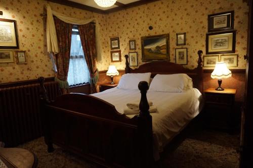 利兹巴特勒酒店的一间卧室配有一张大床和两盏灯