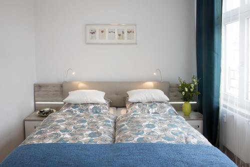莱比锡莱昂套房公寓 的一间卧室配有两张蓝色床单
