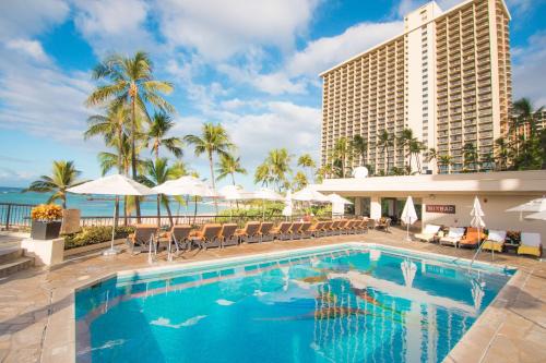檀香山夏威夷威基基海滩希尔顿度假酒店的度假村的游泳池享有海景