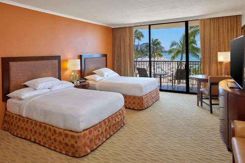 檀香山夏威夷威基基海滩希尔顿度假酒店的带阳台的酒店客房内的两张床