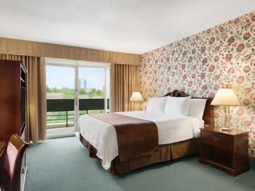 尼亚加拉瀑布瀑布风景旅程住宿酒店的酒店客房设有一张床和一个大窗户