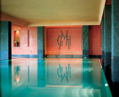 韦尔巴尼亚雄伟大酒店的红色墙壁的房间里的一个水池