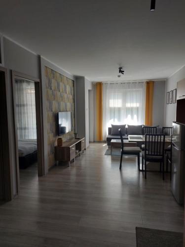 科沃布热格Komfortowy apartament w zachodniej części Kołobrzegu的客厅配有沙发和桌子